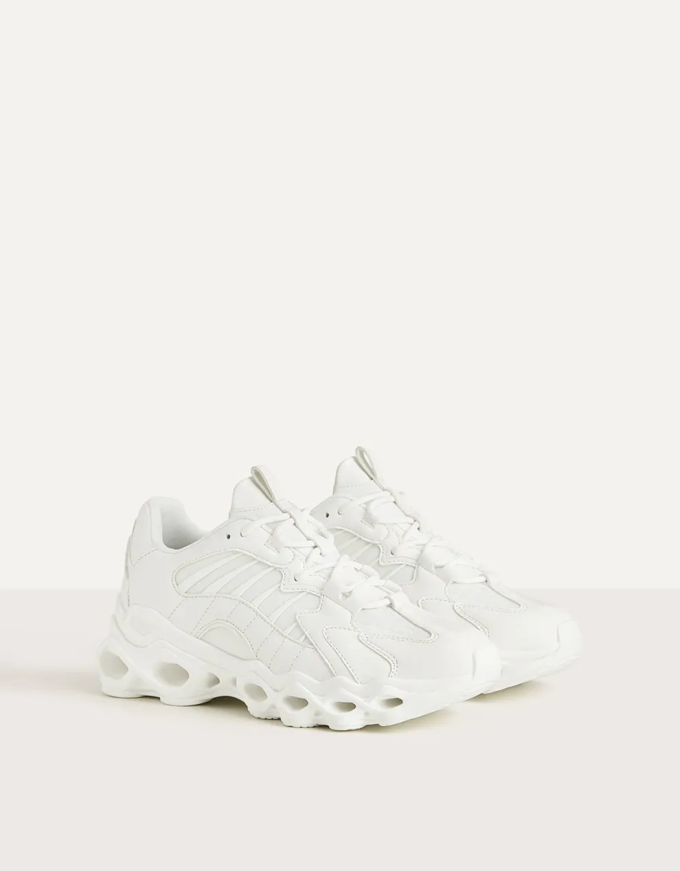 Sneaker mit Öffnungen in der Sohle